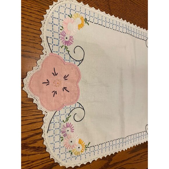 Vtg Embroidered Floral Table Runner With Pink Flower Lace Trim 40" X 15.5" - Picture 3 of 16